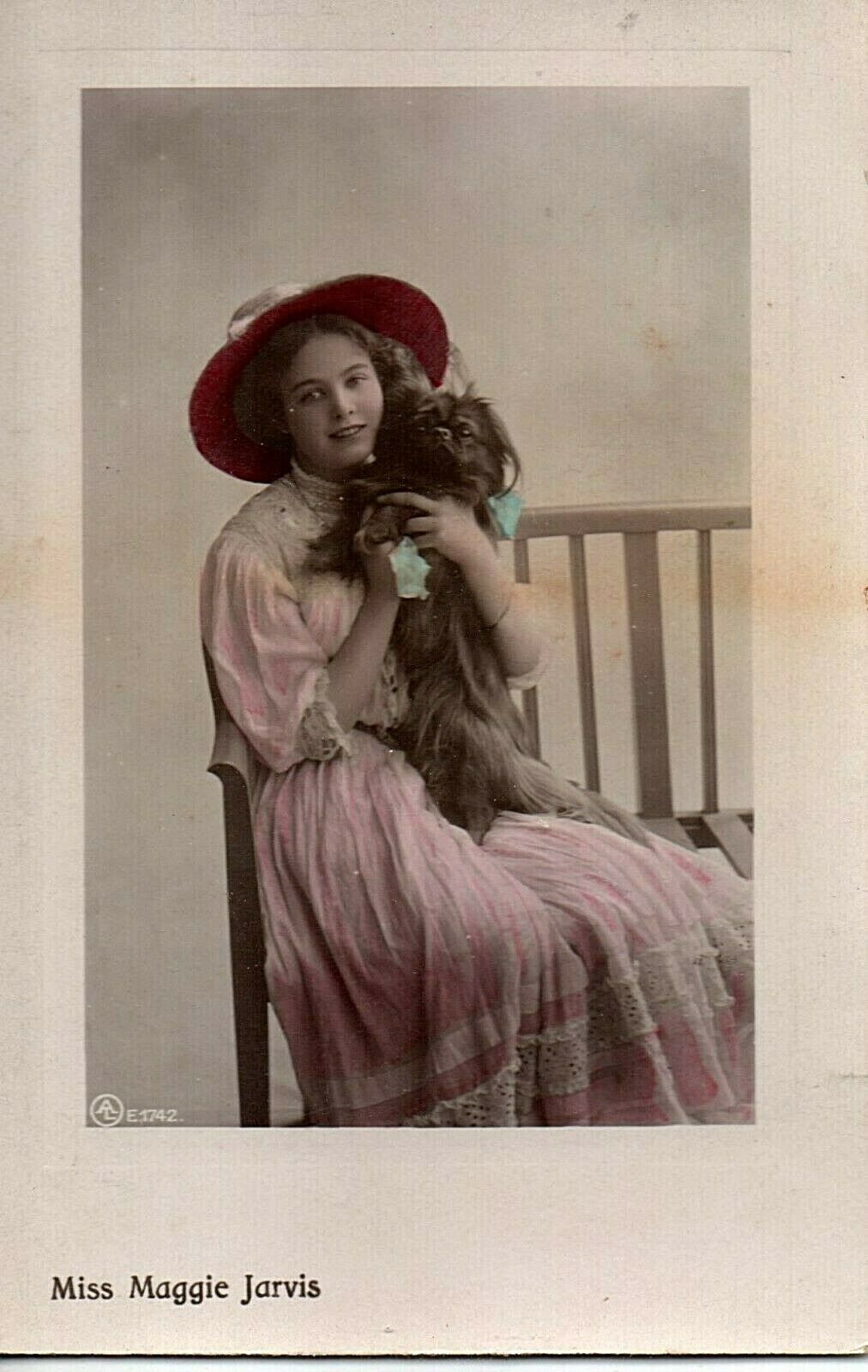 70675. Orig Circa 1910 Photo Postcard British Actress Maggie Jarvis With Her Dog